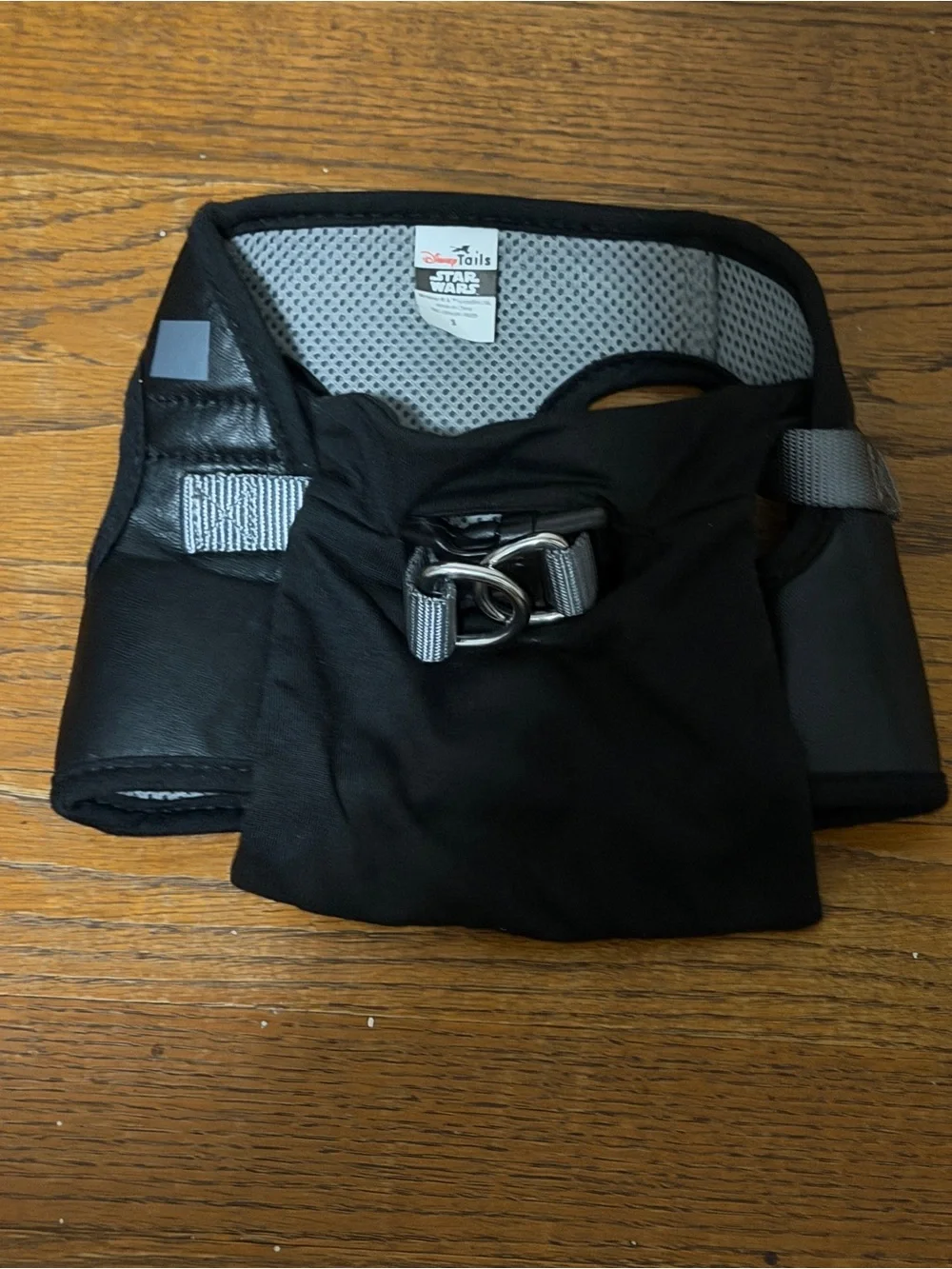 DISNEY TAILS DOG HARNESS STAR WARS DARTH VADER SIZE SMALL. IN EXCELLENT COND.